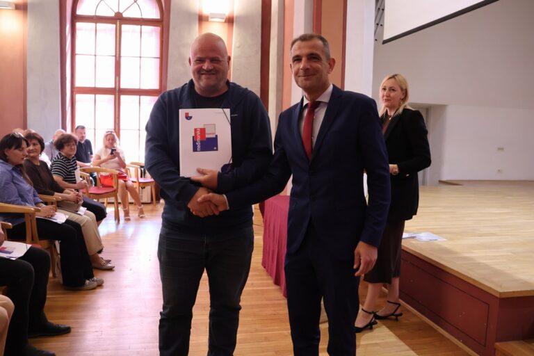 Svečano uručivanje ugovora